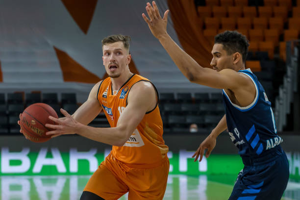 劳内和阿克 劳内和阿克